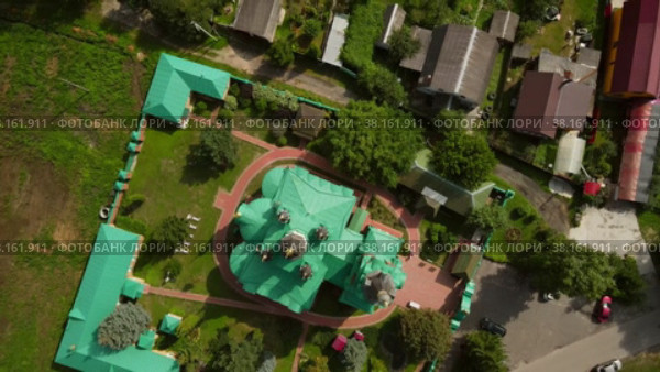 Камера пролетает над православным храмом с востока на запад (2022 год). Редакционное видео, видеограф Ярославский Максим / Фотобанк Лори