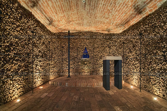 Капелла в костнице под костёлом св. Якуба в Брно, Чехия (2016 год). Редакционное фото, фотограф Михаил Марковский / Фотобанк Лори