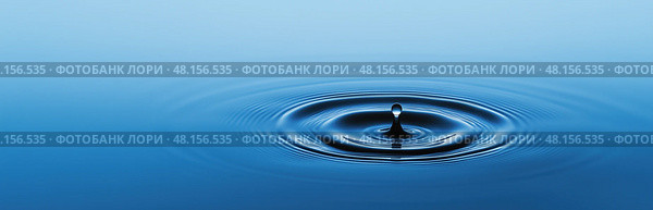 Капля поднимается из воды. Стоковое AI-изображение, AI-художник Александр Жуков / Фотобанк Лори
