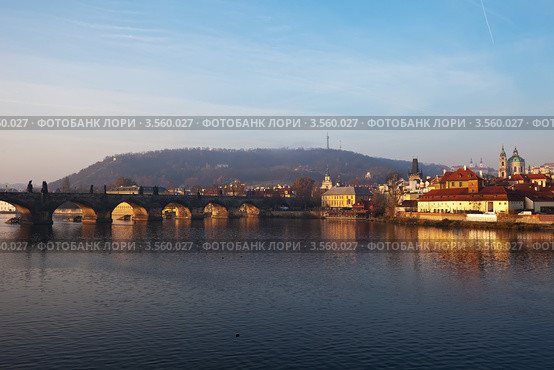 Карлов мост на закате, Прага, Чехия (2011 год). Стоковое фото, фотограф Яков Филимонов / Фотобанк Лори