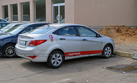 Каршеринг. Автомобиль сервиса поминутной аренды автомобиля Anytimecar в Москве (2016 год). Редакционное фото, фотограф Александр Замараев / Фотобанк Лори