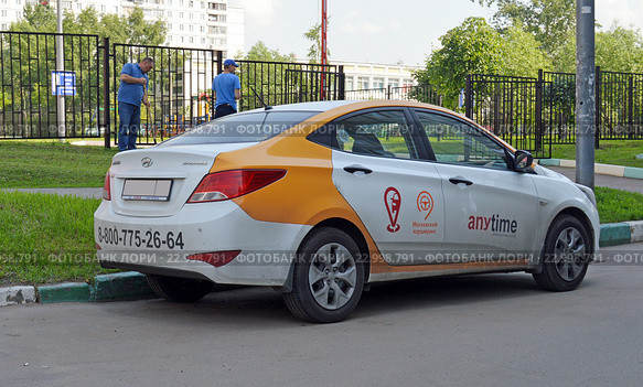 Каршеринг. Автомобиль сервиса поминутной аренды автомобиля Anytimecar в Москве (2016 год). Редакционное фото, фотограф Александр Замараев / Фотобанк Лори