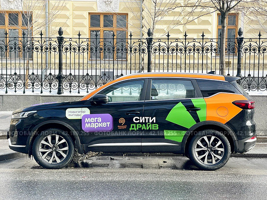 Каршеринговый автомобиль оператора "Сити драйв" на Неглинной улице в Москве. Редакционное фото, фотограф Овчинникова Ирина / Фотобанк Лори