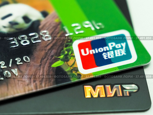 Карта UnionPay на карте "Мир" (2022 год). Редакционное фото, фотограф SevenOne / Фотобанк Лори