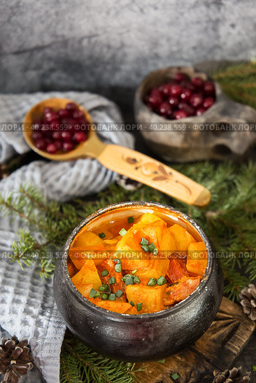 Картофель с мясом запеченные в горшочке. Приготовление блюд в духовке. Стоковое фото, фотограф Наталья Осипова / Фотобанк Лори