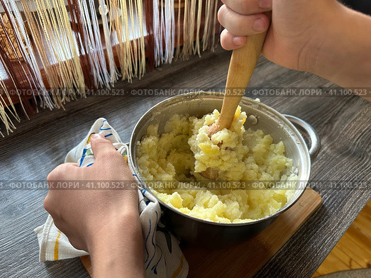 Картофельное пюре в кастрюле. Человек говорит обед из картошки. мять картошку. Стоковое фото, фотограф Денисова Виктория / Фотобанк Лори