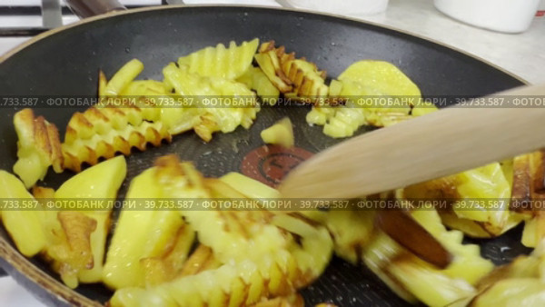 Картошку жарят на сковороде до румяной корочки Домашняя кухня. Стоковое видео, видеограф Ярославский Максим / Фотобанк Лори