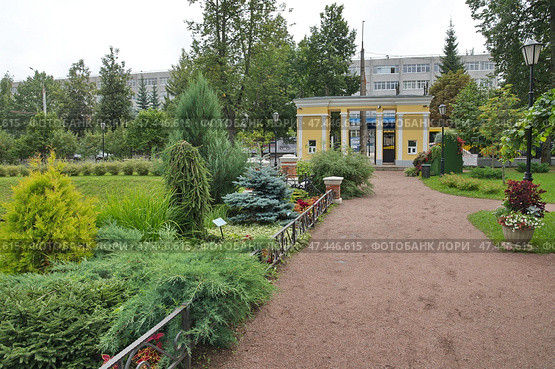 Карякинский сад в Рыбинске. Ярославская область, Россия (2024 год). Стоковое фото, фотограф Елена Коромыслова / Фотобанк Лори