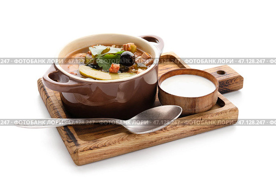 Кастрюля вкусного супа из смеси овощей с сметаной на белом фоне. Стоковое фото, фотограф Pixel_shot / Фотобанк Лори
