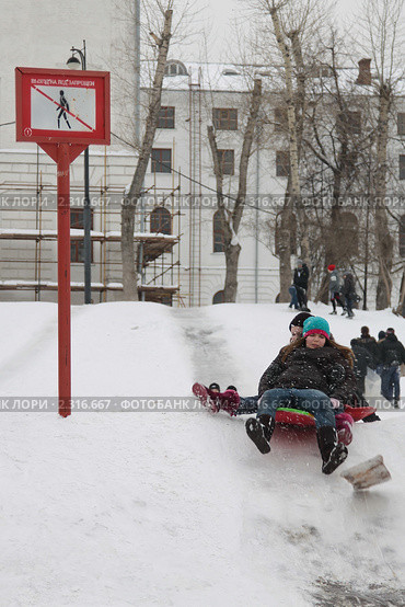 Катание с горки (2011 год). Редакционное фото, фотограф Николай Богоявленский / Фотобанк Лори