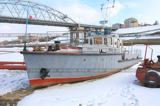 Катер Лотос вмерз в реку Тура. Город Тюмень (2012 год). Редакционное фото, фотограф Анатолий Матвейчук / Фотобанк Лори