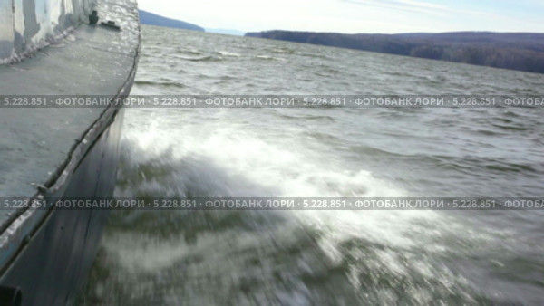 Катер плывет по Красноярскому водохранилищу. Стоковое видео, видеограф Галина Михалишина / Фотобанк Лори