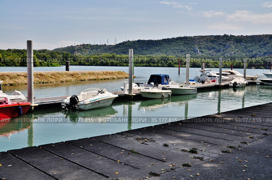 Катера на причале в порту Вивье (Port de plaisance de Viviers); берег реки Рона, Франция (2020 год). Стоковое фото, фотограф Вера Смолянинова / Фотобанк Лори
