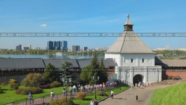 Казанский кремль. Посетители идут к выходу. Редакционное видео, видеограф Елена Никишина / Фотобанк Лори