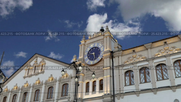 Kazansky railway terminal -- is one of nine railway terminals in Moscow, Russia. Construction of the modern building according to the design by architect Alexey Shchusev started in 1913 (2017 год). Стоковое видео, видеограф Владимир Журавлев / Фотобанк Лори