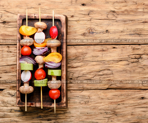 Kebabs,vegetables on skewer. Raw diet kebab from fresh vegetables on skewers. Vegetables for grilling.American cuisine. Стоковое фото, агентство Ingram Publishing / Фотобанк Лори