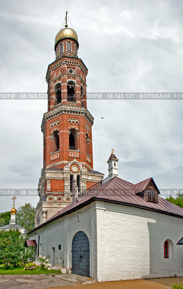 Келарский корпус (сер. XVII в.) и большая колокольня. Свято-Иоанно-Богословский монастырь. Село Пощупово. Рыбновский район. Рязанская область (2022 год). Стоковое фото, фотограф Сергей Афанасьев / Фотобанк Лори
