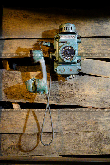 KEMEROVO, RUSSIA - AUGUST 20, 2022: A mid-20th century telephone used in underground mines with the inscription 'When calling the dispatcher, push the lever down' Стоковое фото, фотограф Сергей Фролов / Фотобанк Лори