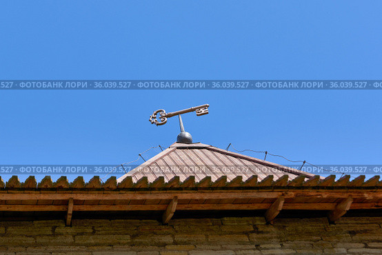 Key symbol of the city on the roof of the fortress tower (2021 год). Редакционное фото, фотограф Андрей Зарин / Фотобанк Лори