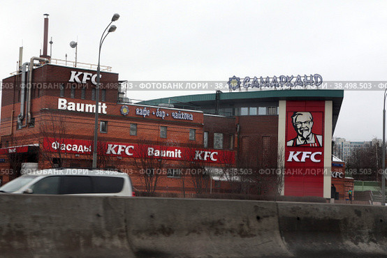 КФС торговая точка на МКАД в Москве (2022 год). Редакционное фото, фотограф Дмитрий Неумоин / Фотобанк Лори
