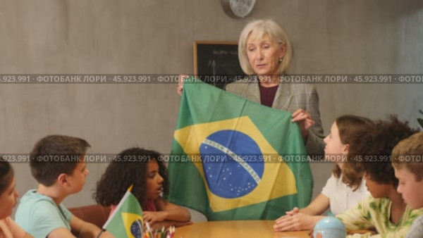 Kids learning together about brazil in geography class. Стоковое видео, видеограф Яков Филимонов / Фотобанк Лори