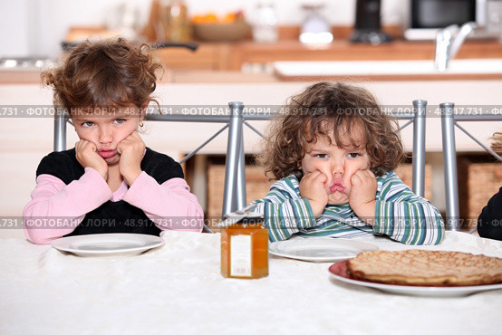 Kids pouting in the kitchen. Стоковое фото, агентство Ingram Publishing / Фотобанк Лори