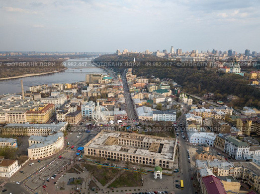 KIEV, UKRAINE - April 19, 2018: Cityscape of Kiev city. Guest Court , The former Greek Monastery and Ferris wheel on the Contract Square is central square in the historic Podil neighborhood of Kiev. Drone photo. KIEV, UKRAINE - April 19, 2018: Cityscape on Kontraktova Square in Kiev city on spring. Редакционное фото, агентство Ingram Publishing / Фотобанк Лори