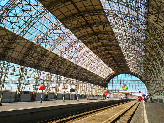 Киевский вокзал в Москве, крытый перрон (2022 год). Редакционное фото, фотограф Мила Демидова / Фотобанк Лори