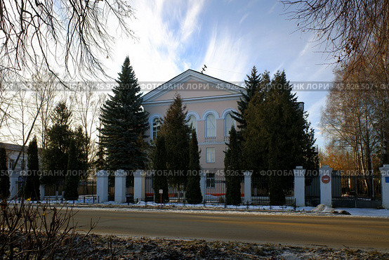Кимовский Городской Суд на улице Бессолова в центре Кимовска, Тульская область. Солнечный осенний день. Стоковое фото, фотограф Александр Кузнецов / Фотобанк Лори