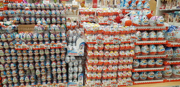 Kinder surprise chocolate eggs in a supermarket (2018 год). Редакционное фото, фотограф Анна Кривицкая / Фотобанк Лори