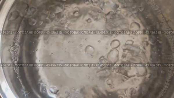 Кипящая вода бурлит в кастрюле. Стоковое видео, видеограф Ольга Булыгина / Фотобанк Лори
