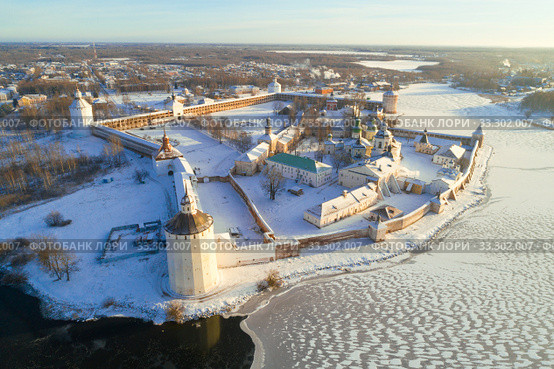 Кирилло-Белозерский монастырь крупным планом декабрьским днем (аэросъемка). Вологодская область, Россия (2019 год). Стоковое фото, фотограф Виктор Карасев / Фотобанк Лори