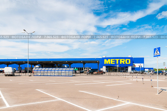 Киров. Торговый комплекс "Метро Кэш энд Керри" (2012 год). Редакционное фото, фотограф Ольга Визави / Фотобанк Лори
