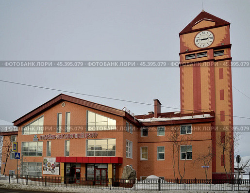 Kirovsk, Murmansk region, Russia, March 18, 2024: Museum and Exhibition Сenter of JSC Apatit with clock tower on Lenin Avenue. Редакционное фото, фотограф Алексей Антипов / Фотобанк Лори