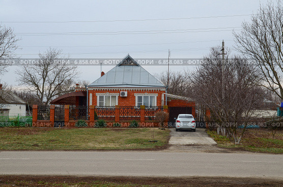 Кирпичный дом в станице с интересной отделкой окон (2015 год). Стоковое фото, фотограф Илья Пермяков / Фотобанк Лори