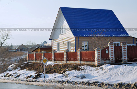 Кирпичный коттедж с синей крышей (2012 год). Стоковое фото, фотограф Александр Тараканов / Фотобанк Лори