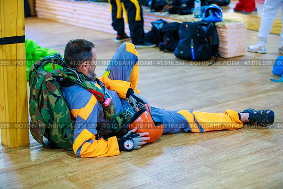 Kirzhach Russia July 22, 2023 A parachutist-athlete lies on the floor in uniform, preparing to jump. Редакционное фото, фотограф Юрий Поздников / Фотобанк Лори