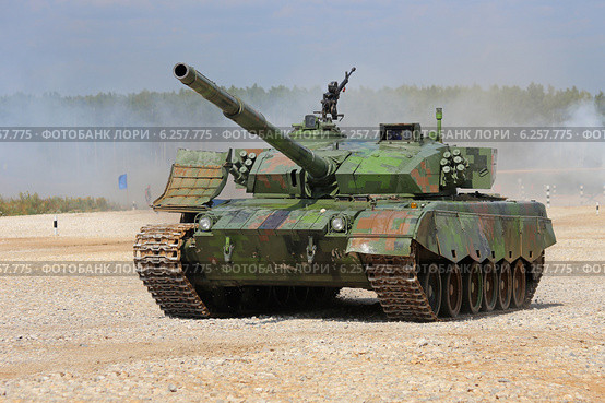 Китайский экипаж выходит на финишную прямую, танк Type 96A. Алабино, Чемпионат мира по танковому биатлону (2014 год). Редакционное фото, фотограф Алексей Гусев / Фотобанк Лори