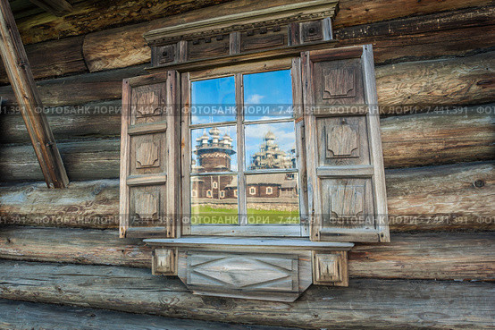 Кижский архитектурный ансамбль. Отражение в окне крестьянского дома. Редакционное фото, фотограф Сергей Цепек / Фотобанк Лори