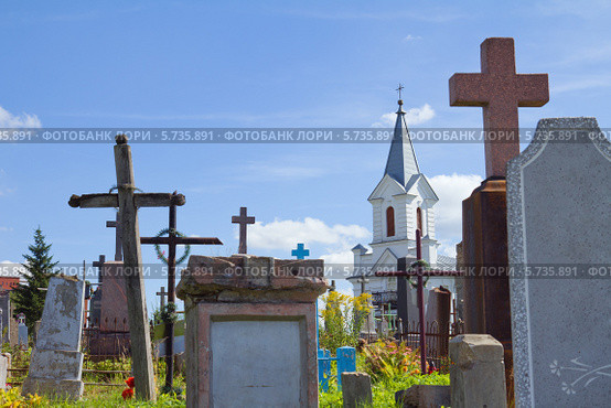 Кладбище и церковь. Гродно, Беларусь (2012 год). Стоковое фото, фотограф Нелли Сабитова / Фотобанк Лори
