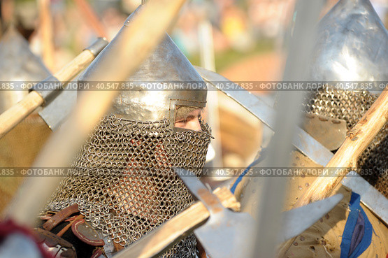 Knights in armor during the battle at the Russian Fortress festival of historical reconstruction (2012 год). Редакционное фото, фотограф Анна Кривицкая / Фотобанк Лори