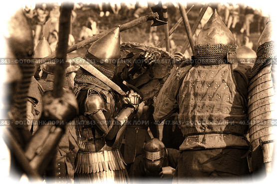 Knights in armor during the battle at the Russian Fortress festival of historical reconstruction (2012 год). Редакционное фото, фотограф Анна Кривицкая / Фотобанк Лори