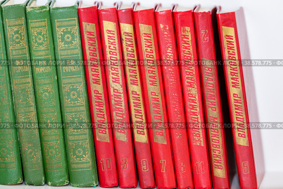 Книги на полке - сборник произведений российских писателей. Books on the shelf - a collection of works by Russian writers. (2022 год). Редакционное фото, фотограф Алексей Смышляев / Фотобанк Лори