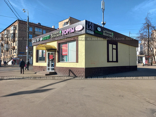 Кофейня Coffee Hit. Торговый павильон. Первомайская улица, 73, строение 4. Район Измайлово. Город Москва (2023 год). Редакционное фото, фотограф lana1501 / Фотобанк Лори