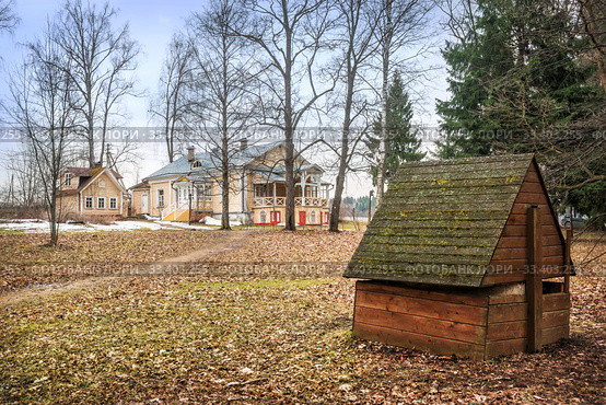 Колодец и флигель Wooden well and outbuilding (2020 год). Редакционное фото, фотограф Baturina Yuliya / Фотобанк Лори