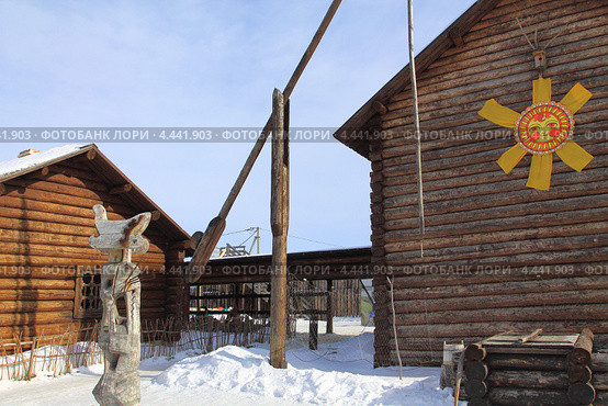 Колодец с журавлем в Ялуторовском остроге (2013 год). Редакционное фото, фотограф Анатолий Матвейчук / Фотобанк Лори