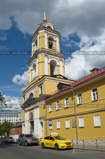 Колокольня Богородице-Рождественского женского монастыря (1501-1505). Москва, улица Рождественка, д. 20/8 с14 (2017 год). Редакционное фото, фотограф Елена Коромыслова / Фотобанк Лори