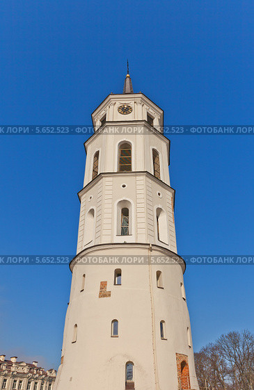 Колокольня (XVIII в.) Кафедрального Собора Святого Станислава (Vilniaus Sv. Stanislovo ir Sv. Vladislovo arkikatedra bazilika). Вильнюс, Литва (2014 год). Стоковое фото, фотограф Иван Марчук / Фотобанк Лори