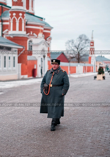 Коломенский городовой возле Успе́нского Бру́сенского монастыря в Коломне. Редакционное фото, фотограф Оксана / Фотобанк Лори