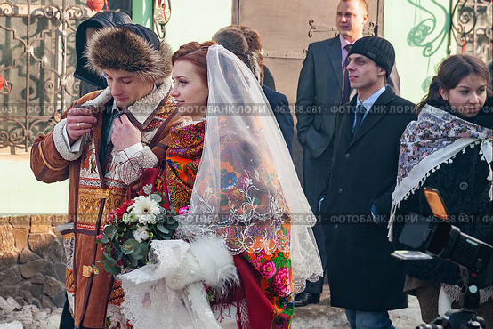 Kolomna, Russia, February 16, 2013. A colorful wedding celebration in Russian traditions. The bride and groom perform the forging ceremony in the forge. Revival and popularization of national traditions by young people. Редакционное фото, фотограф Оксана Медведева / Фотобанк Лори